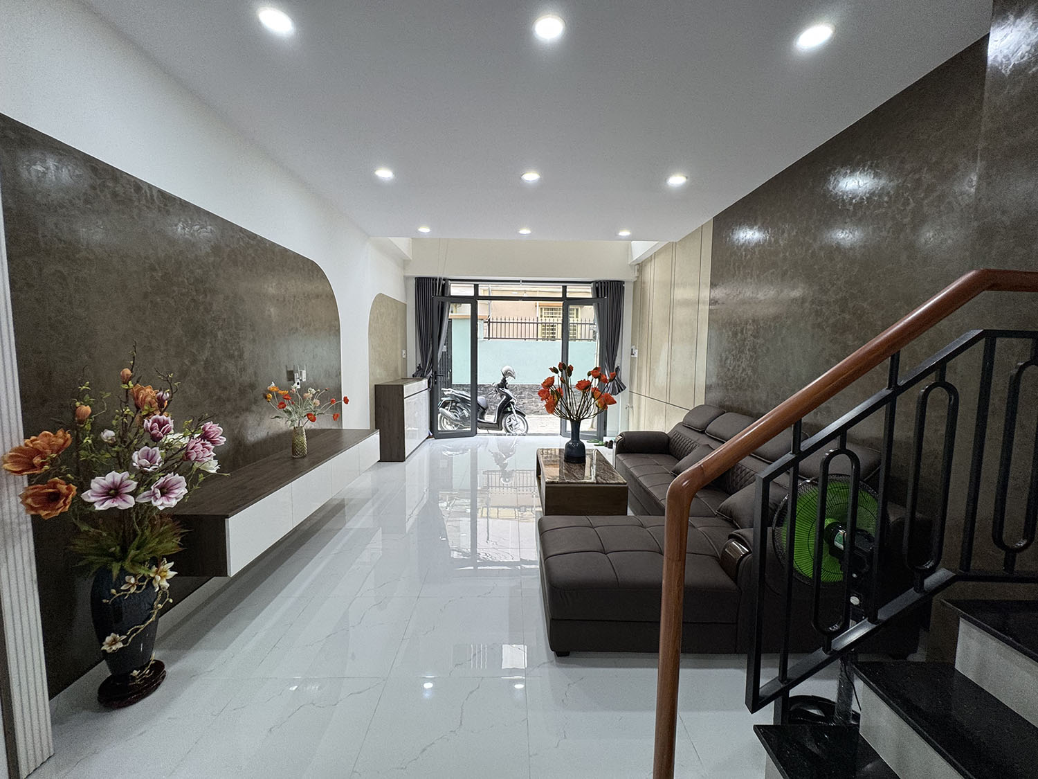 Nhà phố 3 lầu thiết kế Singapore đẹp lung linh full nội thất cao cấp hẻm xe hơi Khu VIP Quang Trung